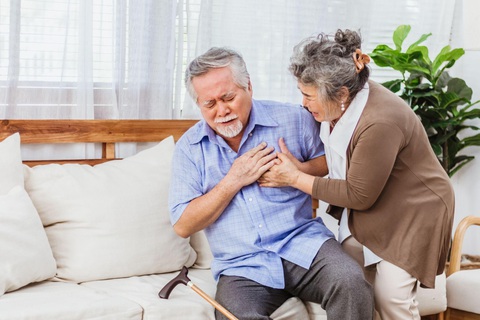Vai trò của vắc xin cúm trên người cao tuổi- Ảnh 1. Người có bệnh lý nền như bệnh về tim mạch là một trong những đối tượng nguy cơ dễ bị lây nhiễm cúm mùa - Ảnh: Shutterstock