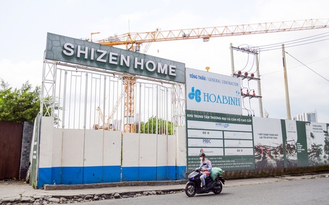 Dự án khu trung tâm thương mại và căn hộ cao cấp tại đường Bến Nghé (phường Tân Thuận Đông, quận 7) đang bị dừng thi công (ảnh chụp trưa 2-4) - Ảnh: QUANG ĐỊNH Dự án khu trung tâm thương mại và căn hộ cao cấp tại đường Bến Nghé (phường Tân Thuận Đông, quận 7) đang bị dừng thi công (ảnh chụp trưa 2-4) - Ảnh: QUANG ĐỊNH