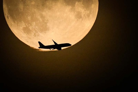A British Airways Airbus A320 from Belfast and preparing to land at Heathrow, flies past the full moon rising in the sky of London, on August 30, 2023. PHOTO: AFP Thời gian trên Mặt trăng nhanh hơn khoảng 58,7 micro giây/ngày so với Trái đất. Trong ảnh: một máy bay trên bầu trời London vào thời điểm diễn ra