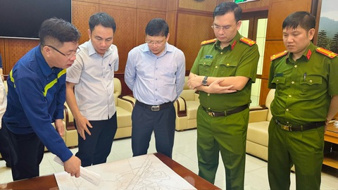 Thủ tướng chỉ đạo điều tra vụ cháy khí mê tan khiến 4 công nhân thiệt mạng- Ảnh 1. Lực lượng chức năng đang phối hợp chỉ đạo công tác tìm kiếm, cứu nạn, cứu hộ và khắc phục sự cố - Ảnh: H.YẾN