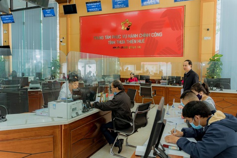 Huế đứng đầu cả nước về chỉ số hiệu quả quản trị và hành chính công cấp tỉnh 2023- Ảnh 1. Người dân làm thủ tục hành chính công tại Trung tâm hành chính công tỉnh Thừa Thiên Huế - Ảnh: NGỌC MINH