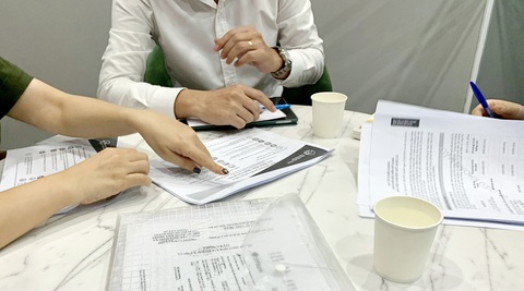 Nhân viên tư vấn cho khách mua gói bảo hiểm nhân thọ kèm bảo hiểm sức khỏe tại một ngân hàng ở TP.HCM - Ảnh: T.T.D. Nhân viên tư vấn cho khách mua gói bảo hiểm nhân thọ kèm bảo hiểm sức khỏe tại một ngân hàng ở TP.HCM - Ảnh: T.T.D.