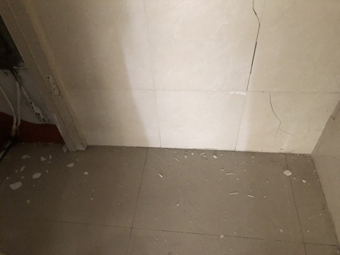 Tường nứt sau trận động đất ngày 3-4-2024 tại Đài Loan - Ảnh do du khách cung cấp Tường nứt sau trận động đất ngày 3-4-2024 tại Đài Loan - Ảnh do du khách cung cấp