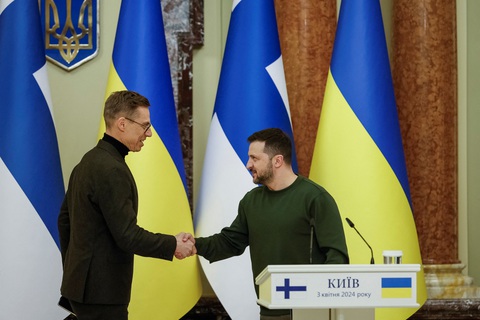 Tổng thống Phần Lan Alexander Stubb (trái) trong cuộc họp báo chung với Tổng thống Ukraine Volodymyr Zelensky tại Kiev, ngày 3-4 - Ảnh: REUTERS Tổng thống Phần Lan Alexander Stubb (bên trái) trong cuộc họp báo chung với Tổng thống Ukraine Volodymyr Zelensky tại Kiev, ngày 3-4 - Ảnh: REUTERS