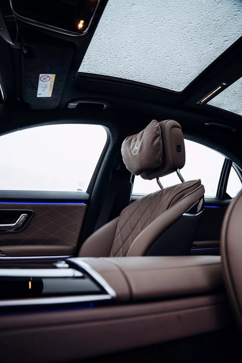 Mercedes-Benz S-Class 2024 nâng cấp công nghệ thông minh hơn- Ảnh 2. Khi xe tắt máy, điểm khác duy nhất bên trong cabin quan sát được cũng chỉ có tựa đầu mới - Ảnh: Mercedes-Benz