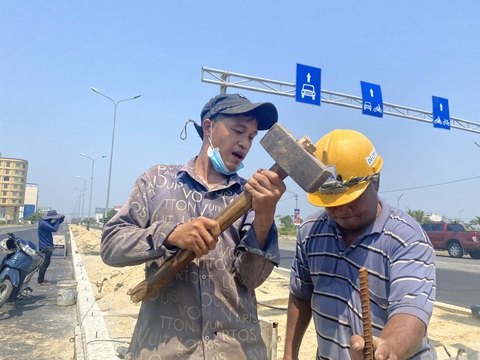Miền Trung tiếp tục nắng nóng gay gắt, có nơi hơn 43 độ C- Ảnh 1. Công nhân làm việc trong nắng nóng gay gắt ở miền Trung - Ảnh: TRƯỜNG TRUNG