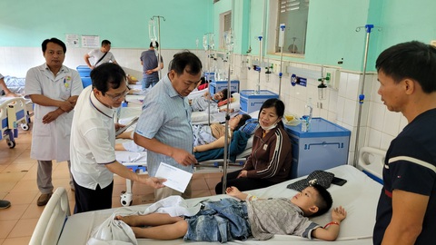 Vụ xe giường nằm đối đầu: 11 người bị thương, 5 người còn nằm viện- Ảnh 1. Ban An toàn giao thông tỉnh Gia Lai tới bệnh viện thăm hỏi các nạn nhân vụ tai nạn - Ảnh: HUỲNH CÔNG ĐÔNG