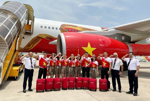 Ca khúc Hello Việt Nam đặc biệt mừng lễ 30-4 và 1-5- Ảnh 1. Phi hành đoàn Vietjet cùng góp giọng trong ca khúc Hello Việt Nam