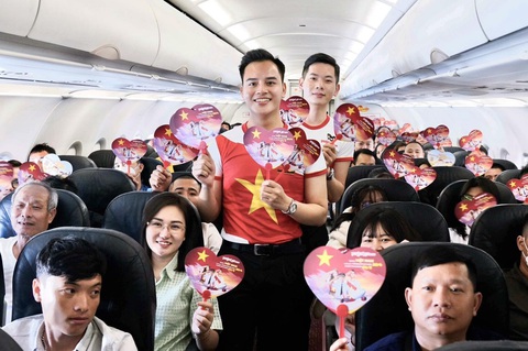 Ca khúc Hello Việt Nam đặc biệt mừng lễ 30-4 và 1-5- Ảnh 4. Các tiếp viên hàng không Vietjet chào đón du khách trong trang phục cờ đỏ sao vàng