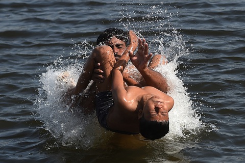 Người dân thành phố Karachi (Pakistan) tắm giải nóng trên Biển Ả Rập ngày 29-4 - Ảnh: AFP Người dân thành phố Karachi (Pakistan) tắm giải nóng trên Biển Ả Rập hôm 29-4 - Ảnh: AFP