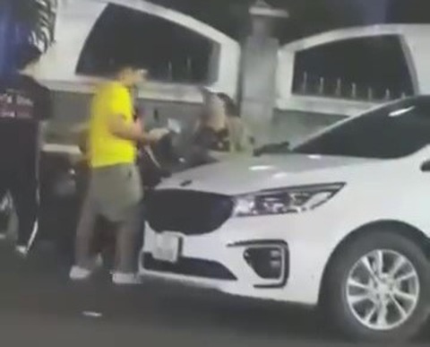 Một người phụ nữ thu tiền đậu xe tại đường Nguyễn Huệ, TP Quy Nhơn tối 28-4 - Ảnh cắt từ clip Một người phụ nữ thu tiền đậu xe tại đường Nguyễn Huệ, thành phố Quy Nhơn tối 28-4 - Ảnh cắt từ clip
