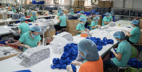 Sau đại dịch, có một loại vải bỗng được thế giới săn lùng, tiêu thụ mạnh- Ảnh 1. Tại Việt Nam, sau COVID-19 và cuộc khủng hoảng khẩu trang, vải không dệt mới được quan tâm đầu tư sản xuất mạnh mẽ - Ảnh: N.TRÍ