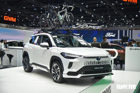 Nhiều xe hybrid tới Việt Nam, có xe chỉ tốn từ 1 lít xăng/100km- Ảnh 2. Corolla Cross 2024 đã được bán tại Thái Lan trước khi về Việt Nam - Ảnh: LÊ HOÀNG