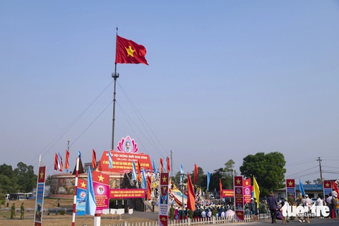 Thượng cờ thống nhất non sông bên vĩ tuyến 17- Ảnh 1. Cờ Tổ quốc tung bay trên kỳ đài Hiền Lương lịch sử - Ảnh: HOÀNG TÁO