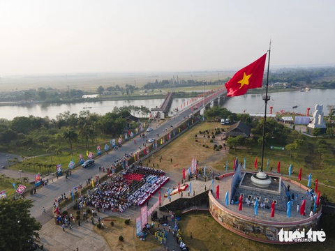 Thượng cờ thống nhất non sông bên vĩ tuyến 17- Ảnh 2. Lễ thượng cờ diễn ra trong không khí trang nghiêm, đầy xúc động - Ảnh: HOÀNG TÁO