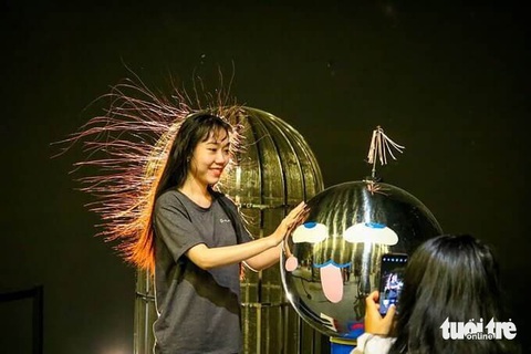 Du khách thích thú với trải nghiệm quả cầu Testla - Ảnh: HỮU HÀ Du khách thích thú với trải nghiệm quả cầu Tesla - Ảnh: HỮU HÀ
