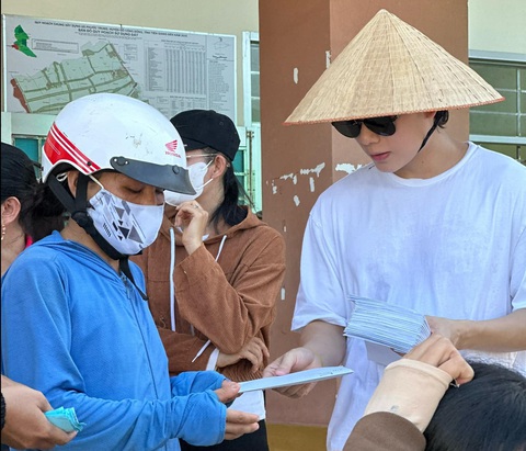 Ca sĩ Trúc Nhân tặng tiền hỗ trợ bà con vùng hạn mặn - Ảnh: FBNV Ca sĩ Trúc Nhân tặng tiền hỗ trợ bà con vùng hạn mặn - Ảnh: FBNV