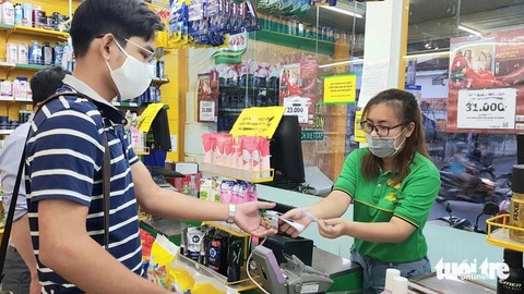 Quán ăn dán nhãn không nhận chuyển khoản, người dùng đói lả tìm chỗ rút tiền- Ảnh 3. Rất nhiều bạn trẻ thời nay quen với sử dụng không tiền mặt - Ảnh minh họa: TRIỆU VÂN