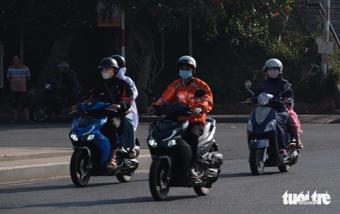 Đà Lạt có phải 'dạo này nóng lắm' không?- Ảnh 2. Gần trưa, người dân vẫn mặc áo khoác đi ngoài đường - Ảnh: M.V.
