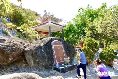 Về biển Ninh Vân thăm di tích tàu không số- Ảnh 4. Các du khách từ Hà Nội viếng đài liệt sĩ tàu không số (tàu C235 và 14 liệt sĩ hải quân Việt Nam hy sinh khi đã hoàn thành nhiệm vụ mang vũ khí vào miền Nam) tại bến Hòn Hèo, xã Ninh Vân, thị xã Ninh Hòa vào dịp lễ 30-4