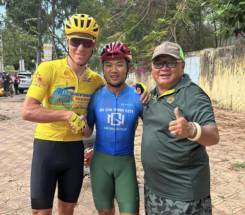 Petr Rikunov: Đã có lúc tôi nghĩ không thể tiếp tục- Ảnh 3. Petr Rikunov và Lê Nguyệt Minh giảng hòa sau phút giây nóng nảy - Ảnh: LIEMLE
