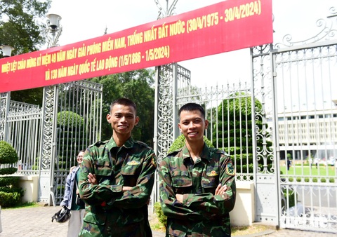 Hai chàng trai Khoác trên mình màu xanh áo lính, đến dinh Độc Lập, đứng nghiêm trang dưới lá cờ đỏ sao vàng tung bay trong ngày thống nhất đất nước