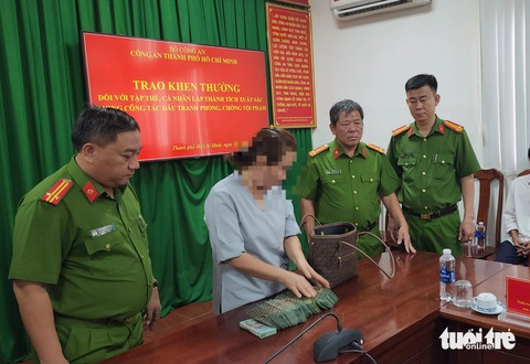 Công an TP.HCM bắt nhóm thanh niên vào biệt thự cướp 1 tỉ đồng ở quận 12- Ảnh 1. Số tiền được công an thu lại được trả lại cho chủ nhân - Ảnh: NGỌC KHẢI