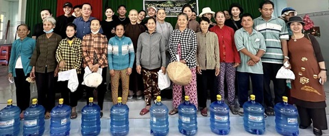 Giọt nước từ tâm đến với người dân Bến Tre - Ảnh: Facebook Nguyen Thanh Huy Giọt nước từ tâm của FC cố ca sĩ Phi Nhung đến với người dân Bến Tre - Ảnh: Facebook Nguyen Thanh Huy