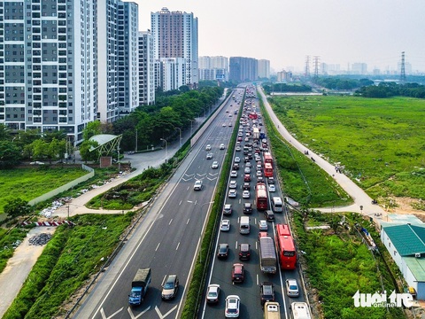 Chưa hết nghỉ lễ, người dân ùn ùn trở lại Hà Nội trong nắng nóng 41 độ C- Ảnh 1. Từ đầu giờ chiều, cao tốc Pháp Vân - Cầu Giẽ đã ùn tắc gần 3km hướng về trung tâm thành phố, nhiều phương tiện đi vào làn khẩn cấp - Ảnh: HỒNG QUANG