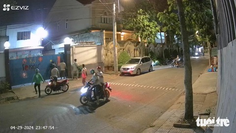 Xông vào biệt thự cướp hơn 1 tỉ ở quận 12: Công an mật phục 3 ngày để bắt- Ảnh 3. Lực lượng chức năng sau khi nắm tình hình đã chủ động mật phục, vây bắt nhóm cướp ngay tại biệt thự của nạn nhân - Ảnh cắt từ camera