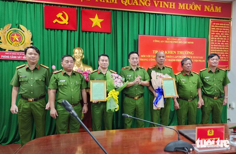 Xông vào biệt thự cướp hơn 1 tỉ ở quận 12: Công an mật phục 3 ngày để bắt- Ảnh 4. Thiếu tướng Mai Hoàng, phó giám đốc Công an TP.HCM, trao thư khen cho ban chuyên án - Ảnh: MINH HÒA