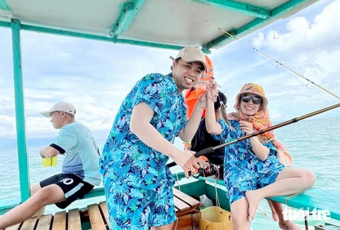 Du khách ngủ lều, câu cá và cho cá ăn trên biển Phú Quốc- Ảnh 3. Khách du lịch trải nghiệm câu cá ở biển Phú Quốc (câu ở vùng biển sát bờ) - Ảnh: C.CÔNG