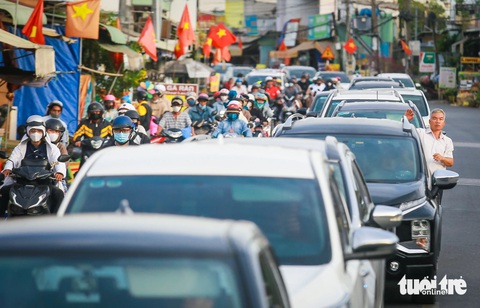 Chiều 30-4 người dân trở lại TP.HCM, đường về phà Cát Lái ùn hơn 3km- Ảnh 2. Một số tài xế cho biết đã chờ hơn 1 giờ đồng hồ nhưng chưa thể đến phà Cát Lái - Ảnh: CHÂU TUẤN