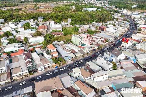 Chiều 30-4 người dân trở lại TP.HCM, đường về phà Cát Lái ùn hơn 3km- Ảnh 4. Việc ùn ứ xảy ra chủ yếu ở luồng xe hơi - Ảnh: CHÂU TUẤN