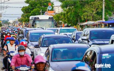 Chiều 30-4 người dân trở lại TP.HCM, đường về phà Cát Lái ùn hơn 3km- Ảnh 5. Tại một số đoạn bị