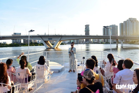 Buýt sông nhộn nhịp lễ 30-4, tàu hai tầng kín chỗ ngắm pháo hoa- Ảnh 3. Trên tàu buýt hai tầng, du khách còn được tận hưởng âm nhạc, đồ uống... vi vu ngắm cảnh. Trong dịp lễ 30-4, 1-5 năm nay, du khách từ nhiều nơi cũng về TP.HCM trải nghiệm dịch vụ này - Ảnh: DUYÊN PHAN