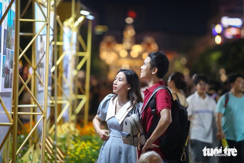 Người dân đổ về trung tâm TP.HCM ngắm pháo hoa- Ảnh 1. Tại phố đi bộ Nguyễn Huệ trưng bày những bộ ảnh nghệ thuật để người dân đến chiêm ngưỡng - Ảnh: PHƯƠNG QUYÊN