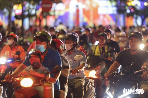Người dân đổ về trung tâm TP.HCM ngắm pháo hoa- Ảnh 5. Từ 19h - 21h30 ngày 30-4, TP cấm xe nhiều tuyến đường khu vực trung tâm quận 1 để bảo đảm trật tự an toàn giao thông phục vụ tổ chức bắn pháo hoa mừng lễ 30-4 - Ảnh: PHƯƠNG QUYÊN