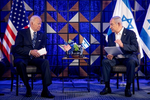 Vì sao tòa án quốc tế ICC muốn bắt thủ tướng Israel?- Ảnh 1. Tổng thống Mỹ Joe Biden (trái) và Thủ tướng Israel Benjamin Netanyahu - Ảnh: REUTERS