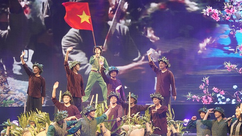 Tiết mục Chiến thắng Điện Biên trong chương trình nghệ thuật kỷ niệm 49 năm Ngày Giải phóng miền Nam, thống nhất đất nước tối 29/4 chủ đề Bản hùng ca vang mãi tại đường đi bộ Nguyễn Huệ - Ảnh: VÕ MẠNH HẢO Tiết mục Chiến thắng Điện Biên trong chương trình nghệ thuật kỷ niệm 49 năm Ngày Giải phóng miền Nam, thống nhất đất nước tối 29-4 chủ đề Bản hùng ca vang mãi tại đường đi bộ Nguyễn Huệ - Ảnh: VÕ MẠNH HẢO