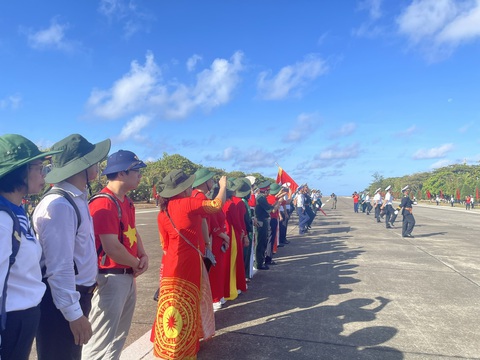 Kiều bào tham dự lễ mít-tinh và diễu hành kỷ niệm 49 năm giải phóng Quần đảo Trường Sa tại thị trấn Trường Sa - Ảnh: UBNV Kiều bào tham dự lễ mít tinh và diễu hành kỷ niệm 49 năm giải phóng quần đảo Trường Sa tại thị trấn Trường Sa - Ảnh: UBNV
