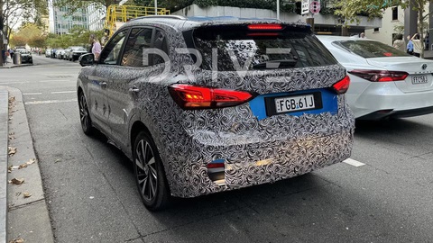 MG ZS thế hệ mới chạy thử, lộ thiết kế khác biệt- Ảnh 2. Biểu tượng xe điện màu xanh dương gắn giữa biển số cho thấy đây là xe điện hóa - Ảnh: Drive