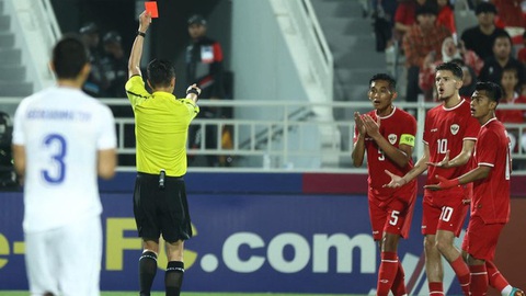Báo chí Indonesia chỉ trích trọng tài 'làm hại' U23 Indonesia thất bại ở bán kết- Ảnh 1. Trọng tài Shin Yinhao rút thẻ đỏ truất quyền thi đấu của trung vệ đội trưởng Rizky Ridho của U23 Indonesia - Ảnh: CNN Indonesia