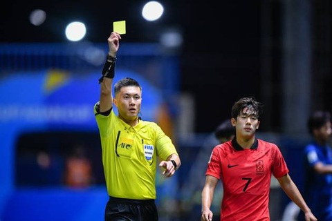 Lý do CĐV U23 Indonesia không tìm được trang cá nhân của trọng tài Shen Yinhao- Ảnh 1. Trọng tài Shen Yinhao bị chỉ trích dữ dội trên mạng xã hội - Ảnh: AFC