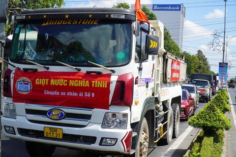 Xe chở nước từ thiện vào tỉnh Bến Tre phải làm gì để được miễn phí qua cầu Rạch Miễu?- Ảnh 1. Một đoàn xe từ thiện chở nước ngọt cho bà con vùng hạn, mặn tỉnh Bến Tre đang chuẩn bị qua cầu Rạch Miễu - Ảnh: MẬU TRƯỜNG