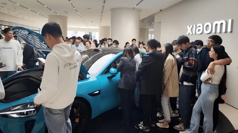Xiaomi mất một tháng để sản xuất 10.000 xe điện SU7- Ảnh 2. Hàng chờ xem và lái thử Xiaomi SU7 có thể kéo dài tới 2, 3 giờ sáng - Ảnh: Xiaomi