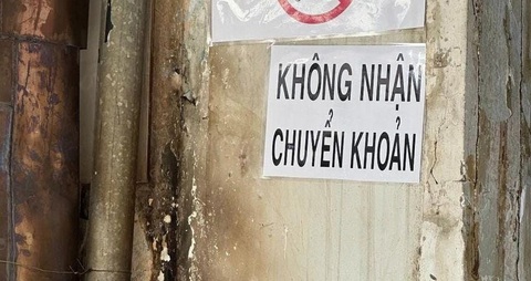 Quán ăn dán nhãn không nhận chuyển khoản, người dùng đói lả tìm chỗ rút tiền- Ảnh 1. Theo bài đăng tại một nhóm hội, nhiều hàng quán tại TP.HCM đã dán biển không nhận thanh toán bằng chuyển khoản - Ảnh mạng xã hội
