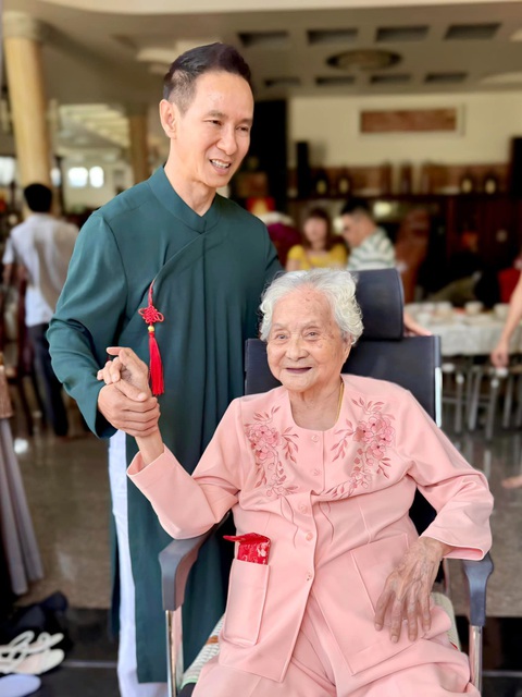 Lý Hải bên mẹ anh, bà Phạm Thị Hai - nguồn cảm hứng của nhân vật bà Hai trong phim - Ảnh: ĐPCC Lý Hải bên mẹ anh, bà Phạm Thị Hai - nguồn cảm hứng của nhân vật bà Hai trong phim - Ảnh: ĐPCC