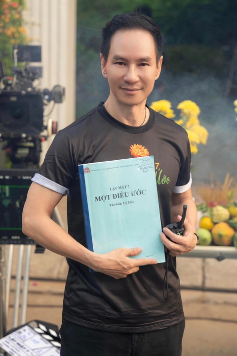 Đạo diễn Lý Hải và kịch bản của phim Lật mặt 7 - Ảnh: ĐPCC Đạo diễn Lý Hải và kịch bản của phim Lật mặt 7 - Ảnh: ĐPCC