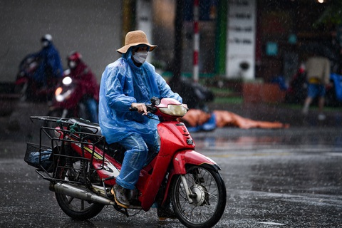 Không khí lạnh đang tràn xuống, từ đêm nay miền Bắc có thể đón 'mưa vàng' giải nhiệt- Ảnh 1. Từ đêm nay 30-4 ở Bắc Bộ, khu vực Thanh Hóa và Nghệ An có mưa rào và dông rải rác, cục bộ có mưa to - Ảnh: NAM TRẦN